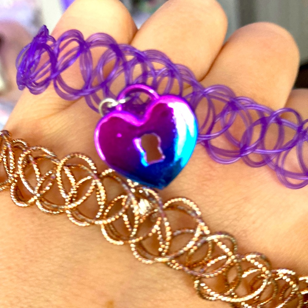 2 chokers ( you can ask for a specific one)